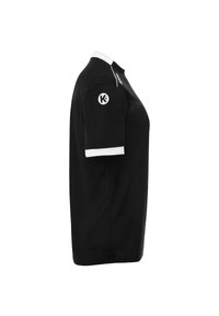 Schwarzes Poloshirt mit einem weißen Kragen und Akzenten an den Ärmeln, mit einem Logo auf der Schulter. Der Stoff wirkt glatt und flexibel.