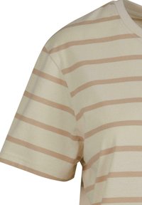 Lyhythihainen t-paita vaaleanbeigestä puuvillasta, jossa on vaakasuoria vaaleanruskeita raitoja. Paitassa on V-pääntie ja normaali istuvuus. Pehmeä tekstuuri.