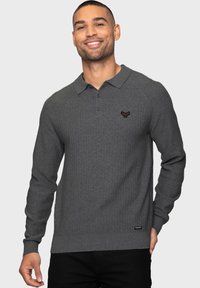 Grau gestrickter Pullover mit langen Ärmeln, Polokragen, strukturiertem Muster und gesticktem Logo auf der Brust. Mit gerippten Bündchen und Saum.