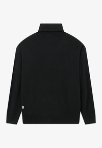 Μαύρο πουλόβερ με μακριά μανίκια και ψηλό ριγωτό γιακά, ριγωτές μανσέτες και μια μικρή μπεζ ετικέτα κοντά στο κάτω στρίφωμα από την πίσω πλευρά.