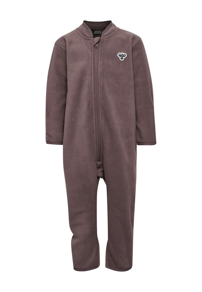 Bruine fleece onesie met lange mouwen, een hoge hals en een rits aan de voorkant. Bevat een klein decoratief logo op de borst.