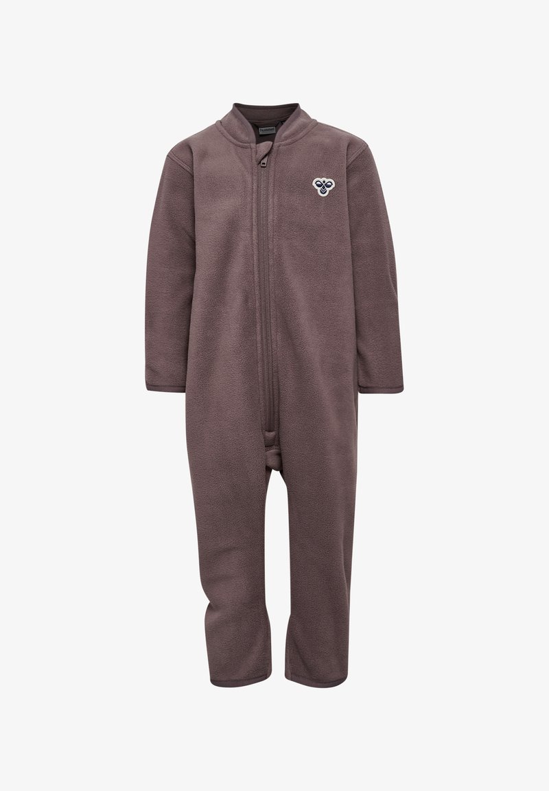 Brun fleece onesie med lange ærmer, høj hals og lynlås foran. Har et lille dekorativt logo på brystet.
