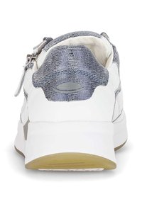 Basket blanche avec un talon argenté texturé, des détails de fermeture éclair et des accents cousus. Semelle épaisse blanche avec un motif en caoutchouc pour une meilleure adhérence.
