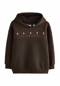 Sudadera con capucha marrón de textura acanalada, con un panel liso en contraste y el logo blanco "BAKER" en el pecho.