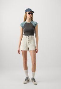 ONLY ONLEMILY POCKET SHORTS - Džinsiniai šortai - ecru
