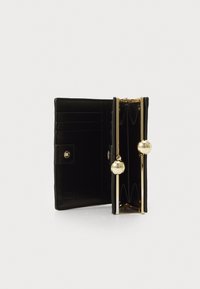 Portefeuille en cuir noir avec un accent métallique doré, plusieurs emplacements pour cartes et une fermeture à clip avec un matériel en forme de boule.