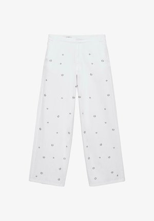 Fehér, széles szárú nadrág szórványosan elhelyezett ezüstszínű fém fülbevalókkal és testhezálló derékkal, elülső záródással.