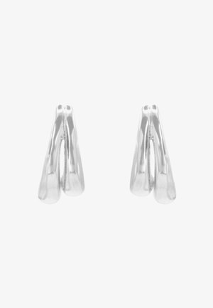 Zilveren oorbellen met een glad, gepolijst oppervlak, voorzien van een sculpturaal ontwerp dat doet denken aan abstracte vormen en krommingen.