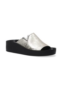 Metallisch zilveren sleehak sandaal met open teen, een gebogen bovenkant en een zwarte plateauzool. Bevat een zigzagaccent op de bovenkant.