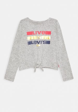 Szary sweter z długim rękawem, z węzłem z przodu oraz czerwonymi, złotymi i granatowymi blokami układającymi się na klatce piersiowej w napis "Live In Levi's".
