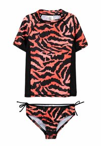 Kortärmad baddräktset med ett mönster av svart och rosa tigerstreck, med svart kontrast på sidorna och justerbara snören på bikiniunderdelen.