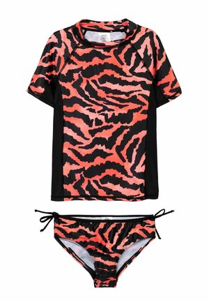 Rövid ujjú fürdőruha szett fekete és rózsaszín tigris csíkos mintával, fekete kontraszt részletekkel az oldalakon, valamint állítható kötésekkel a bikini alsón.