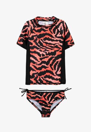 Rövid ujjú fürdőruha szett fekete és rózsaszín tigris csíkos mintával, fekete kontraszt részletekkel az oldalakon, valamint állítható kötésekkel a bikini alsón.