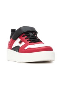 Zapatilla roja y negra con parte superior de cuero texturizado, acentos blancos, un collar en el tobillo acolchado y una suela blanca gruesa con patrón estriado.