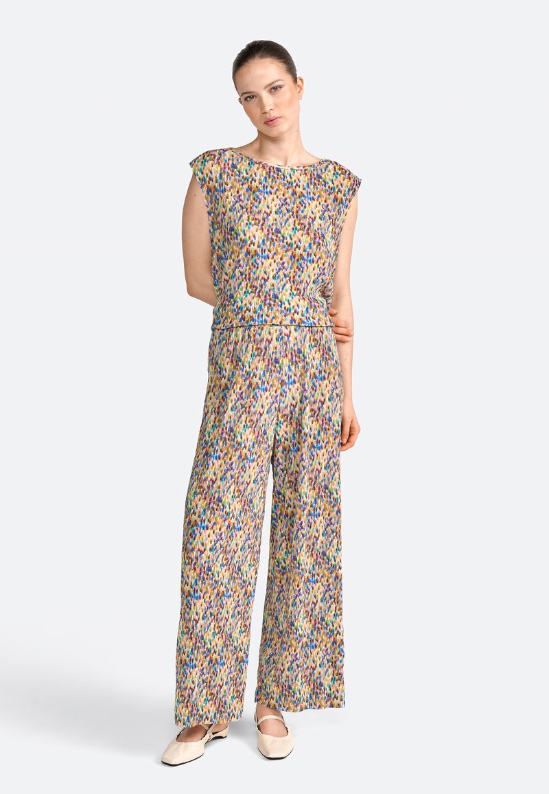 Top multicolore senza maniche e pantaloni a gamba larga in tessuto leggero e stampato, con vestibilità comoda e vita elastica, completati da scarpe basse.