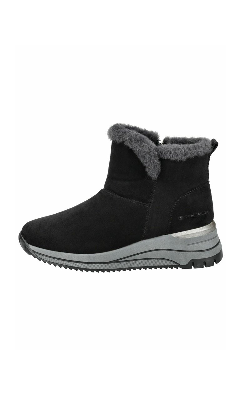 Bottines noires en daim, dotées d'un col en fausse fourrure grise et d'une semelle en caoutchouc avec une texture antidérapante et un accent argenté sur le talon.