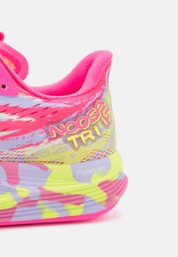 ASICS NOOSA TRI 15 - Hardloopschoenen voor op de weg - hot pink/safety yellow