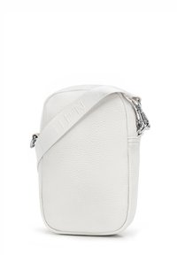 Weißes Leder-Crossbody-Bag mit strukturierter Oberfläche, ausgestattet mit einem silbernen Reißverschluss und einem verstellbaren Riemen mit eingeprägtem Schriftzug. Rechteckige Form.