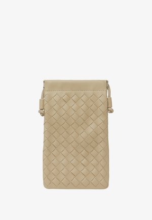 Bolsita de cuero beige con textura tejida, forma rectangular, cremallera en la parte superior y correa ajustable. Acabado suave sin detalles de hardware visibles.