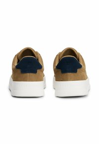 Sneaker in suede marrone con suola in gomma bianca, caratterizzate da un accento blu navy sul tallone e fodera in tessuto per il comfort. Logo sul retro.