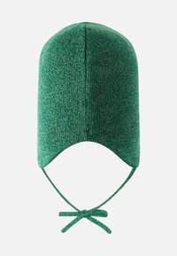 Zielona dziergana czapka o gładkiej teksturze, zaokrąglonym wierzchu, wiązaniach na brodzie i klapach na uszy; posiada subtelny, mieszany wzór kolorystyczny.