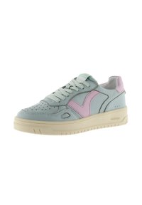 Sneaker in pelle blu chiaro e rosa con dettagli perforati, lacci piatti e suola in gomma beige texturizzata. Presenta accenti del logo.