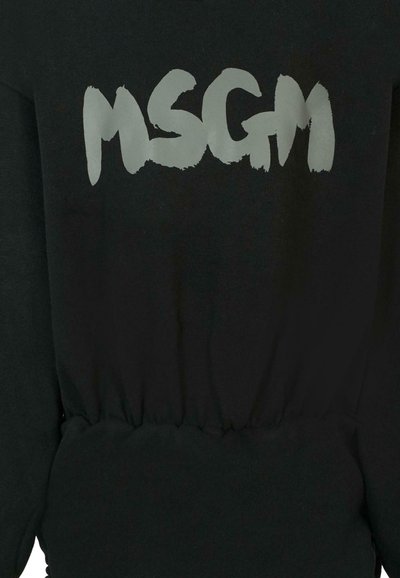 Czarny sweatshirt z marszczonym pasa, z nazwą marki "MSGM" w odważnym, jasnoszarym kolorze na wysokości klatki piersiowej. Miękka tekstura.