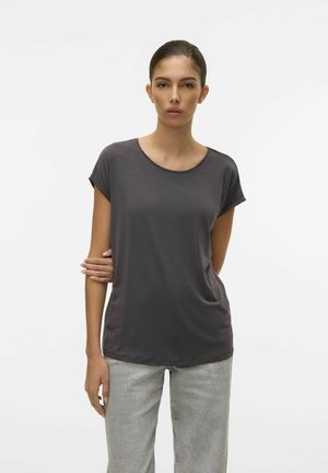 Dunkelgraues T-Shirt mit kurzen Ärmeln, Rundhalsausschnitt und lockerer Passform, kombiniert mit hellgrauen, hochgeschnittenen Hosen. Weiche Stoffstruktur.