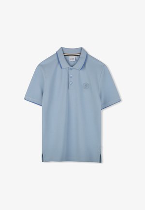 Polo bleu clair en tissu respirant, doté d'une patte de boutonnage à deux boutons, d'un emblème sur la poitrine et de accents contrastés subtils.