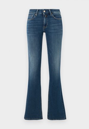 Jean bleu en denim à taille haute avec légères décolorations, poches avant, bouton, fermeture éclair et jambes évasées sur un fond clair uni.