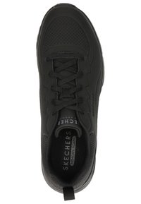 Czarny but sportowy z teksturowaną cholewką, sznurowanym krojem, perforowanymi panelami dla wentylacji oraz wkładką z pianki o pamięci.