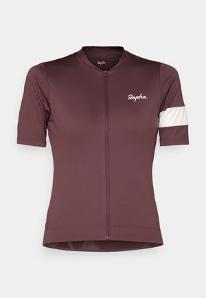 Kortsledd sykkeltopp i dyp rød med glidelås foran. Har hvit aksentstripe på venstre erme og logo på brystet.