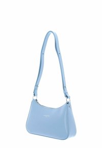 Sac à main en cuir bleu clair à la forme courbée, fermeture zippée et bandoulière réglable. Doté de quincaillerie en finition argentée et logo en relief.