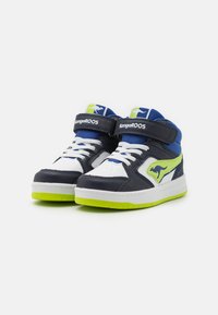 Blaue und marineblaue High-Top-Sneaker mit weißen Akzenten und einer grünen Sohle. Mit Klettverschluss und Schnürsenkeln; KangaROOS-Logo an der Seite.