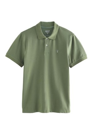 Polo slim fit vert olive à manches courtes, deux boutons blancs, et petit logo de cerf sur la poitrine gauche.