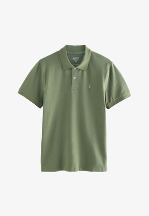 Slim fit olivovo zelené polotriko s krátkym rukávom, dvoma bielymi gombíkmi a malým logom jeleňa na ľavej strane hrude.