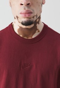 Nike Sportswear Tricou basic - dark team red