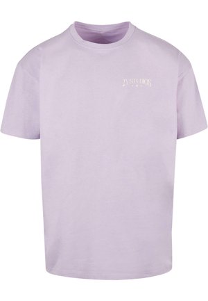 Levendulalila pamut póló laza szabással, kerek nyakkivágással, rövid ujjúval és halvány sárga "2Y STUDIOS" logóval az elején.