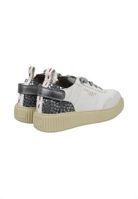 Sneaker in pelle bianca con dettagli grigi testurizzati, punta rotonda e suola in gomma beige spessa. Caratterizzato da un logo e linguette sul tallone cucite.