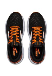 Zwarte hardloopschoenen met oranje accenten, mesh bovenwerk, rondneusontwerp en gevoerde zool. Bevat logo en patroon veters.