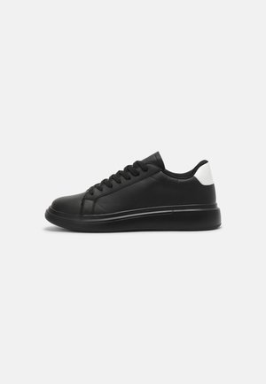 Sneakers - black