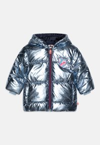 Doudoune argentée brillante avec une capuche. Dotée d'un patch en forme de cœur rose et d'une fermeture éclair violette avec des poches. Texture lisse et réfléchissante.