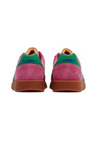 Rosa mockaskor med gröna detaljer, bruna gummisoler och flerfärgade ränder. Logotypen visas på hälen.