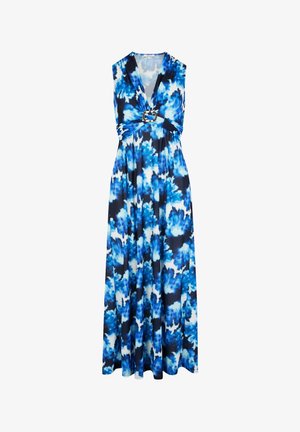 Maxikjole i blå blomstermønster. V-hals design med en twist-detalje i taljen, der har en sølvring som accent. Flydende stof, ærmeløs design.