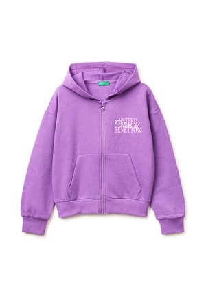 Lila Kapuzenjacke mit Reißverschluss, Vordertaschen und dem Schriftzug "United Colors of Benetton" auf der linken Brustseite.
