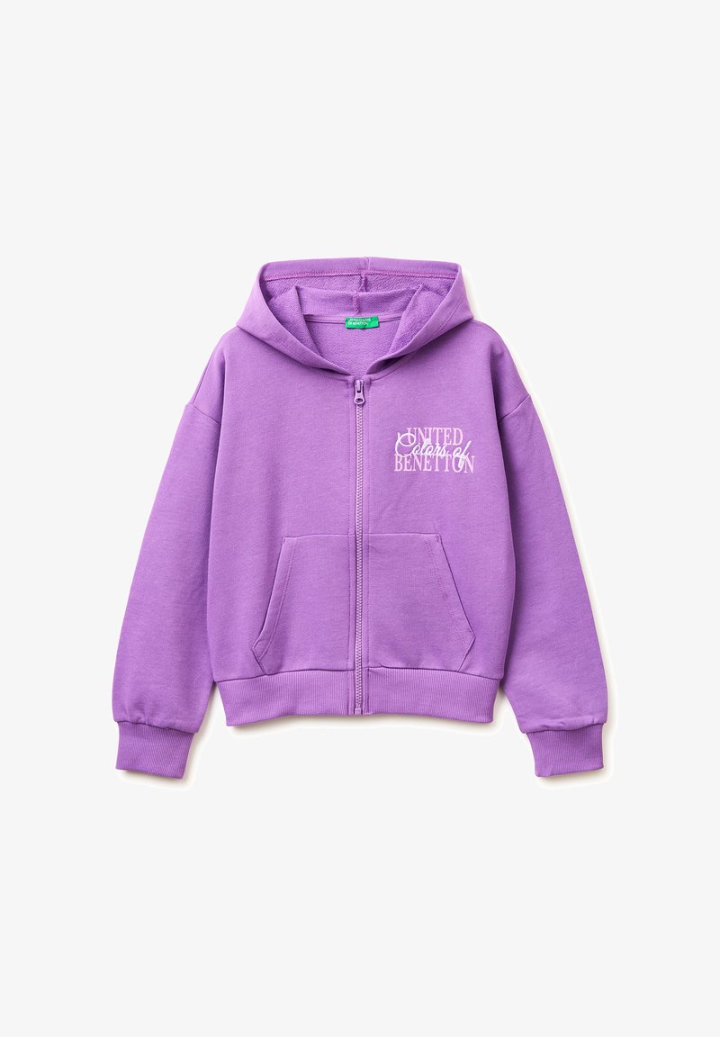 Sudadera con capucha morada con cremallera, bolsillos delanteros y texto "United Colors of Benetton" en el pecho izquierdo.