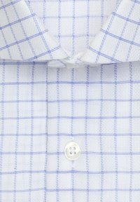 Chemise blanche boutonnée avec un motif à carreaux bleu, tissu texturé et col classique. Un bouton visible au niveau de l'encolure.