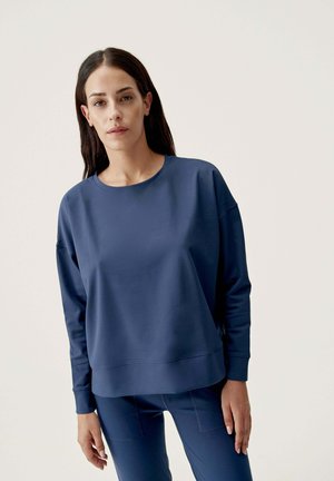 Mørkeblå genser med rund hals, lange ermer og en avslappet passform. Laget av glatt, teksturert stoff med minimale sømdetaljer.
