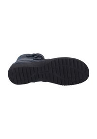 Semelle en caoutchouc noir avec une texture de semelle pour une meilleure adhérence. Présente un dessus lisse avec des accents de boutons et un design de bout rond.