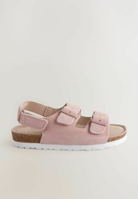 Roze suede sandaal met twee verstelbare bandjes, kurken voetbed en witte rubberen zool. Open teen ontwerp voor ademend vermogen en comfort.